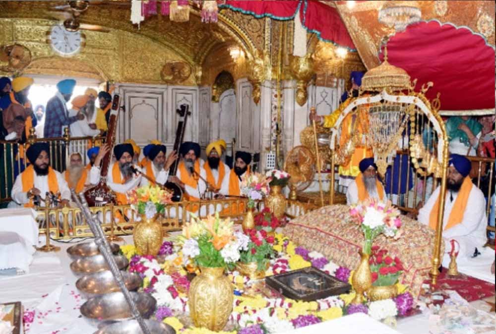 प्रकाश पर्व की भव्यता में रंगा गोल्डन टेंपल, हरिमंदिर साहिब में श्रद्धालुओं का जनसैलाब