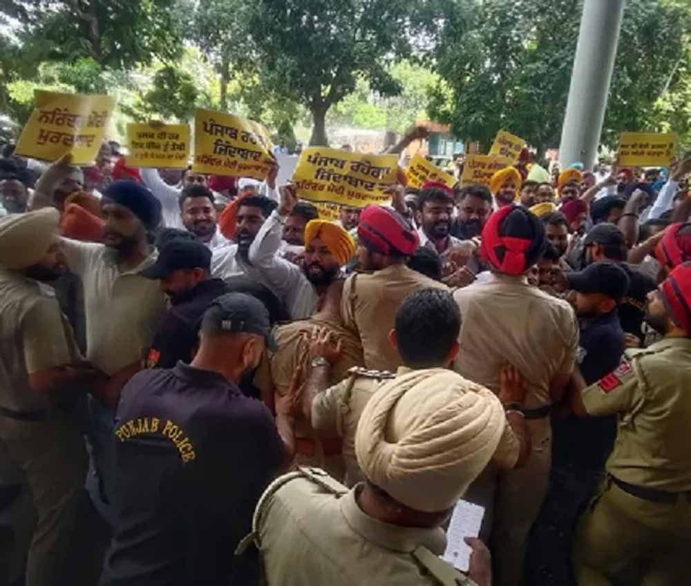 मोहाली में ED कार्रवाई के खिलाफ AAP का प्रदर्शन, GAMADA ऑफिस पहुंचे कार्यकर्ता