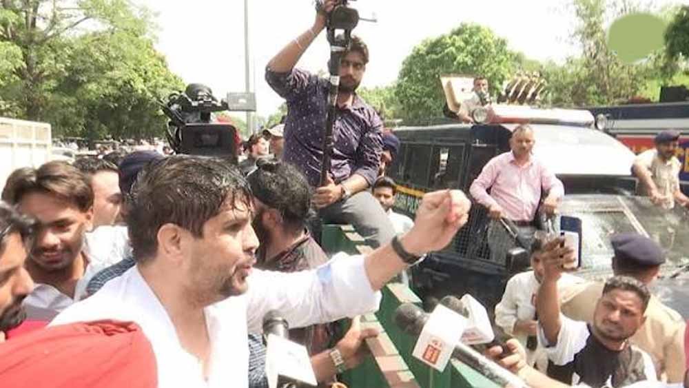 पंजाब में कांग्रेस प्रदर्शन पर पुलिस एक्शन, वॉटर कैनन से खदेड़ा