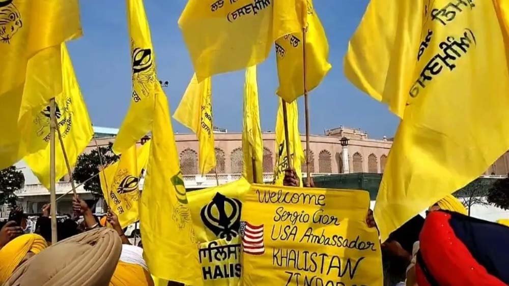 अमेरिकी राजदूत के दौरे के दौरान दरबार साहिब के बाहर दिखे खालिस्तानी झंडे