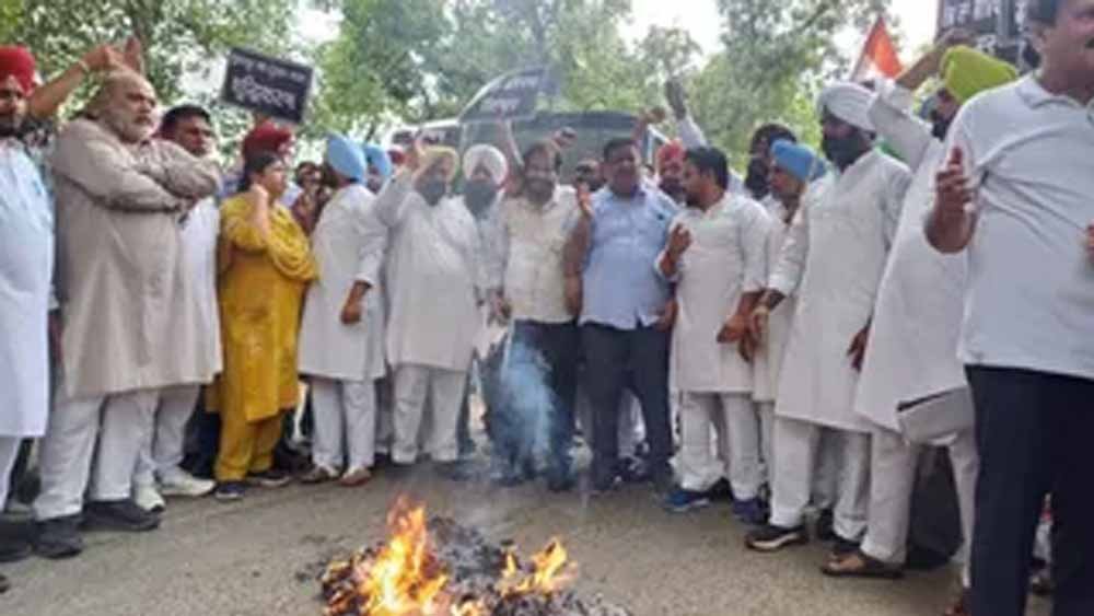चंडीगढ़ में कांग्रेस का शक्ति प्रदर्शन, राहुल-राजा वड़िंग के समर्थन में उतरे कार्यकर्ता; कई हिरासत में