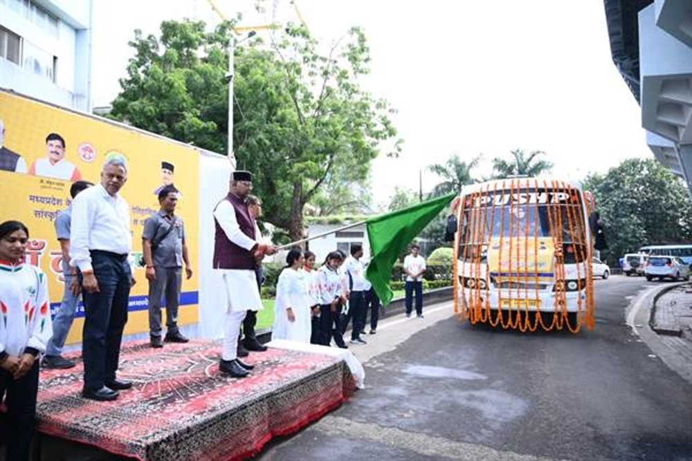 फ्लैग ऑफ कर प्रदेश की ऐतिहासिक, सांस्कृतिक एवं प्राकृतिक धरोहरों के भ्रमण हेतु किया रवाना