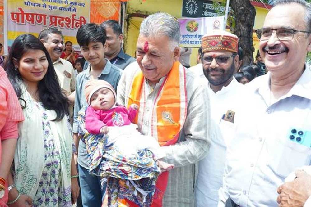 बच्चों संग घुले-मिले मंत्री परमार, माताओं से भी किया आत्मीय संवाद