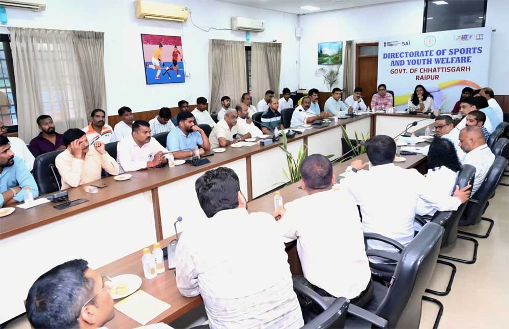 खेल एवं युवा कल्याण विभाग की संचालक ने विभागीय अधिकारियों और खेल संघों की ली बैठक
