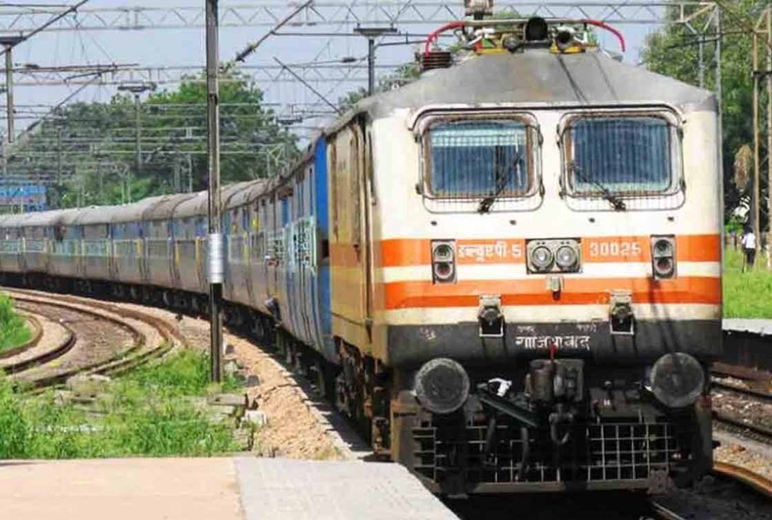 त्योहारी सीजन में ट्रेन टिकटों की मारामारी, स्पेशल ट्रेनों की मांग