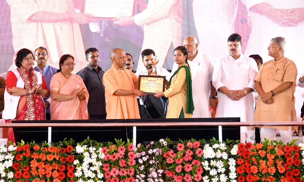 बांटे नियुक्ति पत्र, किया सम्मानित, बढ़े हुए मानदेय का चेक वितरण भी