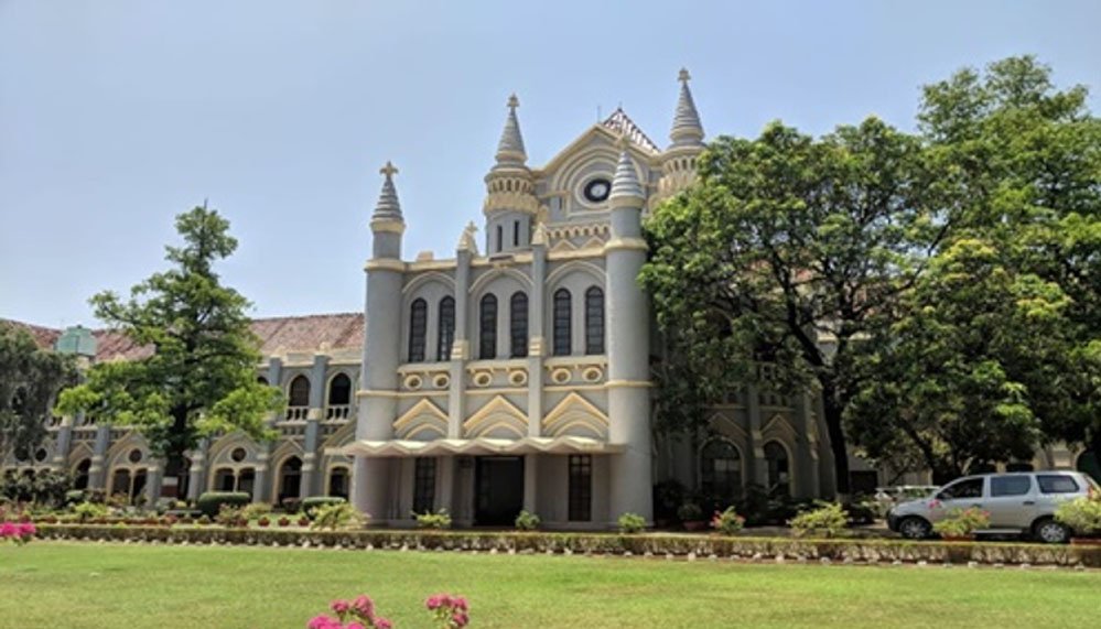 जहरीली शराब केस में आरोपी के घर बुलडोजर चलाने पर रोक, हाईकोर्ट ने दिए निर्देश