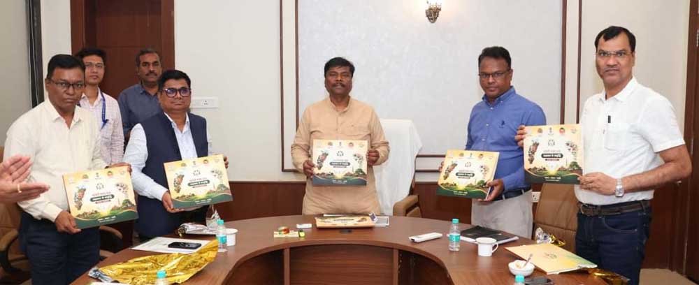 मंत्री कश्यप ने सहकारी सप्ताह 2026 पर आधारित काफी-टेबल बुकलेट का किया विमोचन