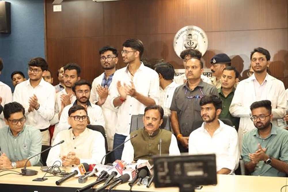 दो पुलिसकर्मी लाइन अटैच, निष्पक्ष जांच के निर्देश