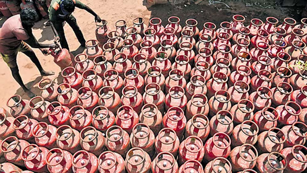 गांवों में LPG सिलेंडर बुकिंग के नियम बदले! अब 25 दिन बाद मिलेगा दूसरा सिलेंडर, जानें नया नियम