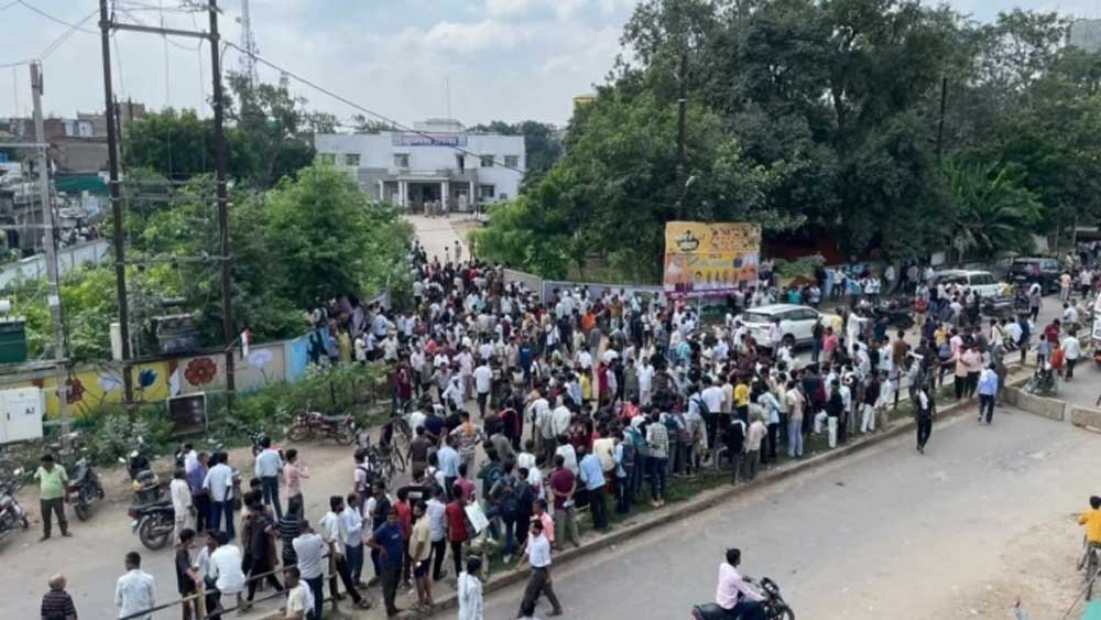 पुलिस पिटाई के आरोप से गरमाया जौरा, व्यापारियों का प्रदर्शन और हाईवे जाम; 5 पुलिसकर्मी निलंबित