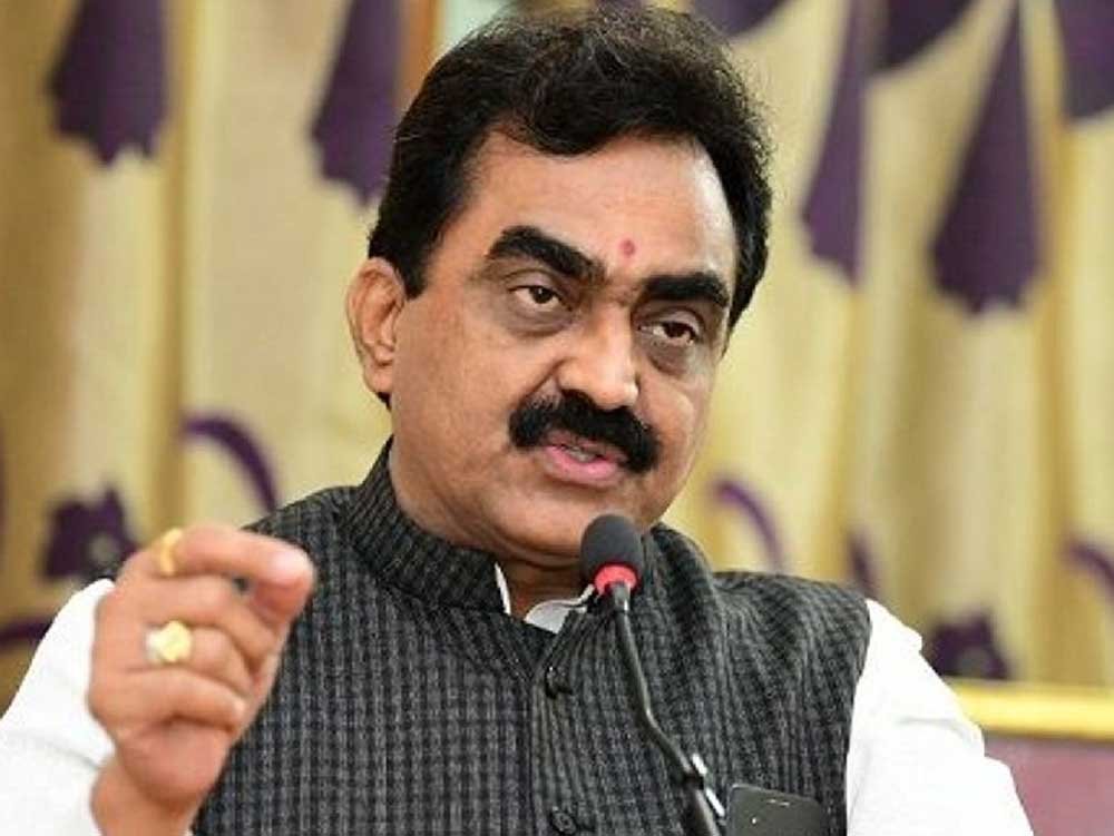 तीन ठेकेदारों को ब्लैकलिस्ट करने और एक की राशि राजसात करने के निर्देश