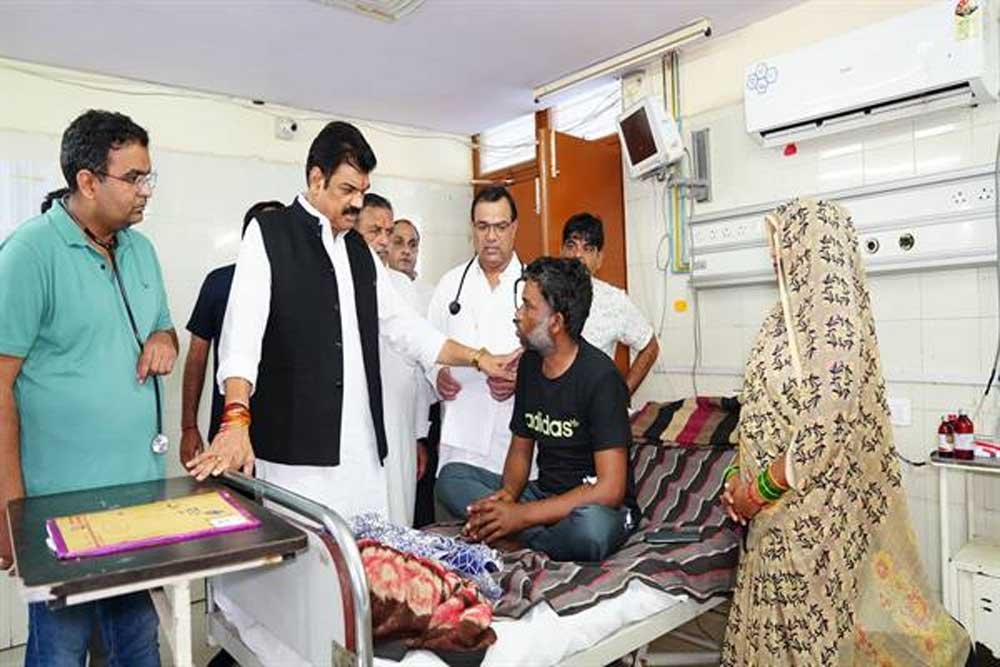 बीएमसी पहुंचे खाद्य मंत्री, मरीजों और परिजनों से की मुलाकात