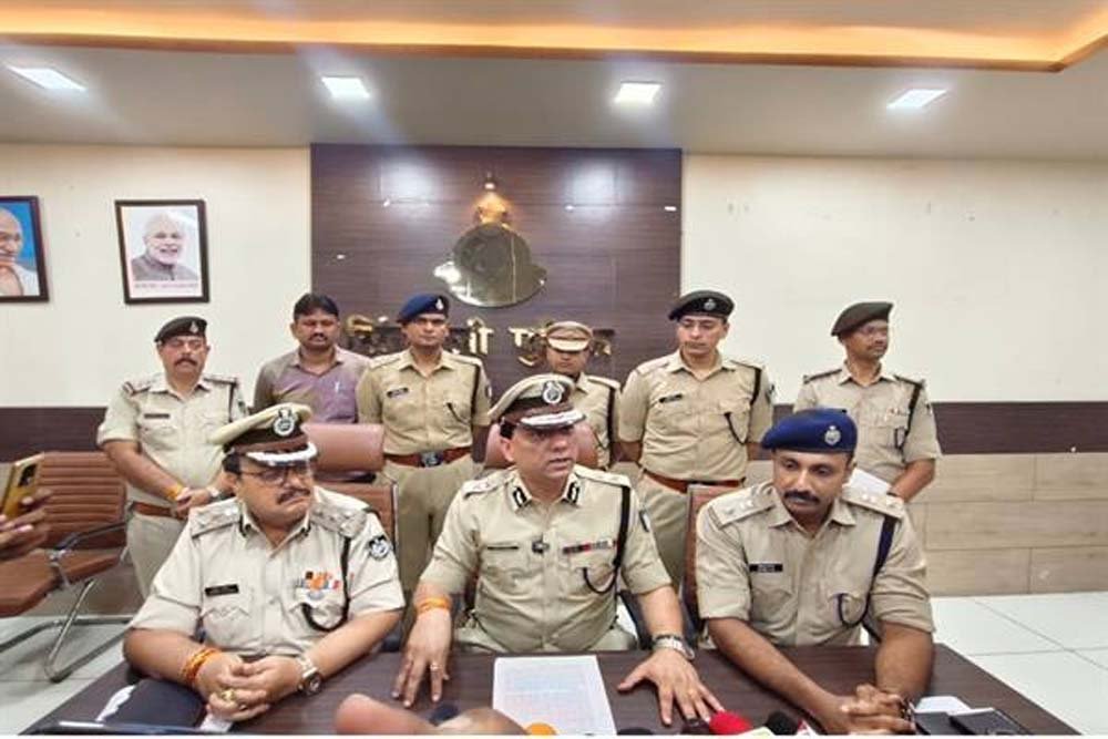 200 ग्राम से अधिक सोना-चांदी, 1 लाख रुपये से अधिक नगद राशि, हथियार एवं मोटरसाइकिल बरामद