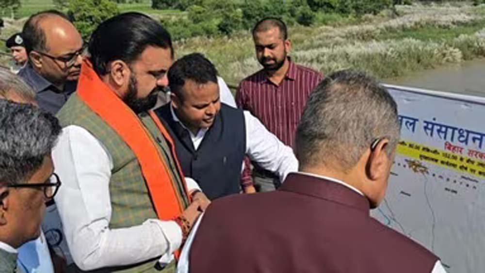 बिहार में बाढ़ का संकट गहराया, गंडक के उफान से हजारों लोग बेघर; राहत-बचाव के लिए हेलीकॉप्टर भी तैनात