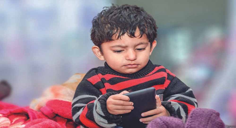 मोबाइल की लत से बच्चों की पढ़ाई प्रभावित, कम नंबर आने पर ले रहे टेंशन; अभिभावक समय रहते संभलें