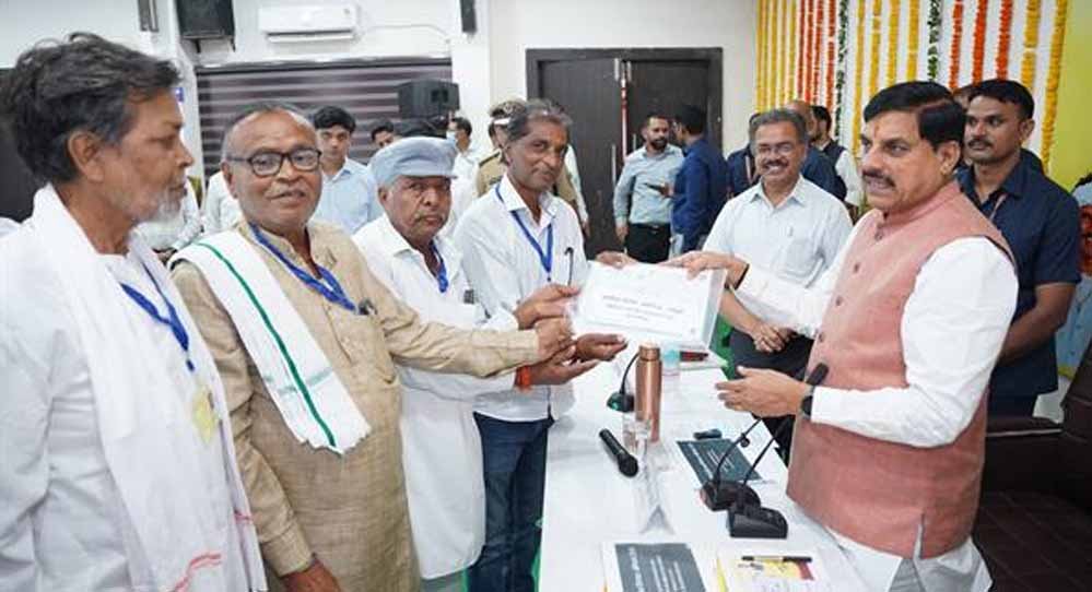 स्वामित्व अधिकार अभिलेख हस्तांतरण योजना से ग्रामीणों को राहत, CM मोहन यादव ने सौंपे रजिस्ट्री प्रमाण-पत्र