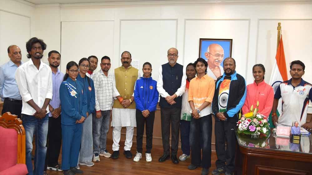 राज्यपाल रमेन डेका से खिलाड़ियों ने की सौजन्य मुलाकात, प्रदेश की खेल प्रतिभाओं ने बढ़ाया मान