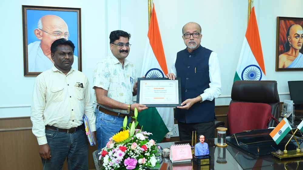 छत्तीसगढ़ की लोकसंस्कृति को पहचान दिलाने वाले अनिल गढ़ेवाल ने राज्यपाल रमेन डेका से की सौजन्य भेंट