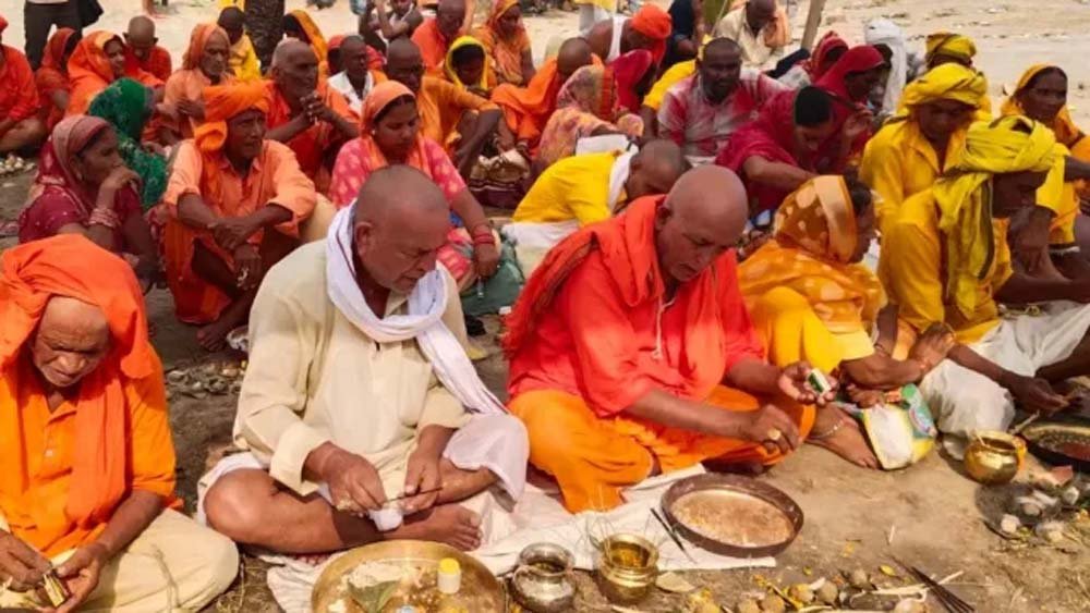 पुनपुन नदी में पिंडदान की प्राचीन परंपरा, पूर्वजों की शांति के लिए सिरिस घाट पर उमड़े श्रद्धालु