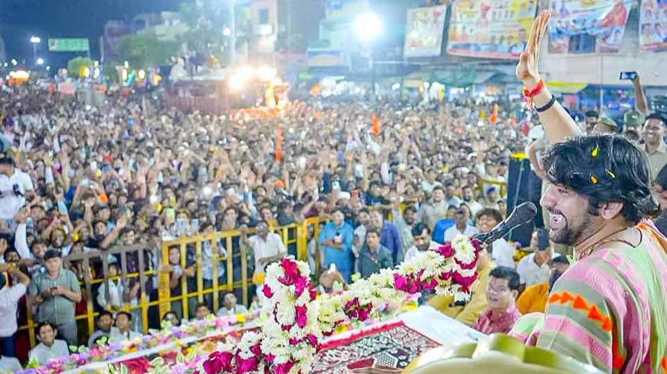 धीरेंद्र शास्त्री बोले- बेटियां दुर्गा और काली बनें, गरबा पंडाल में एंट्री को लेकर भी दिया संदेश