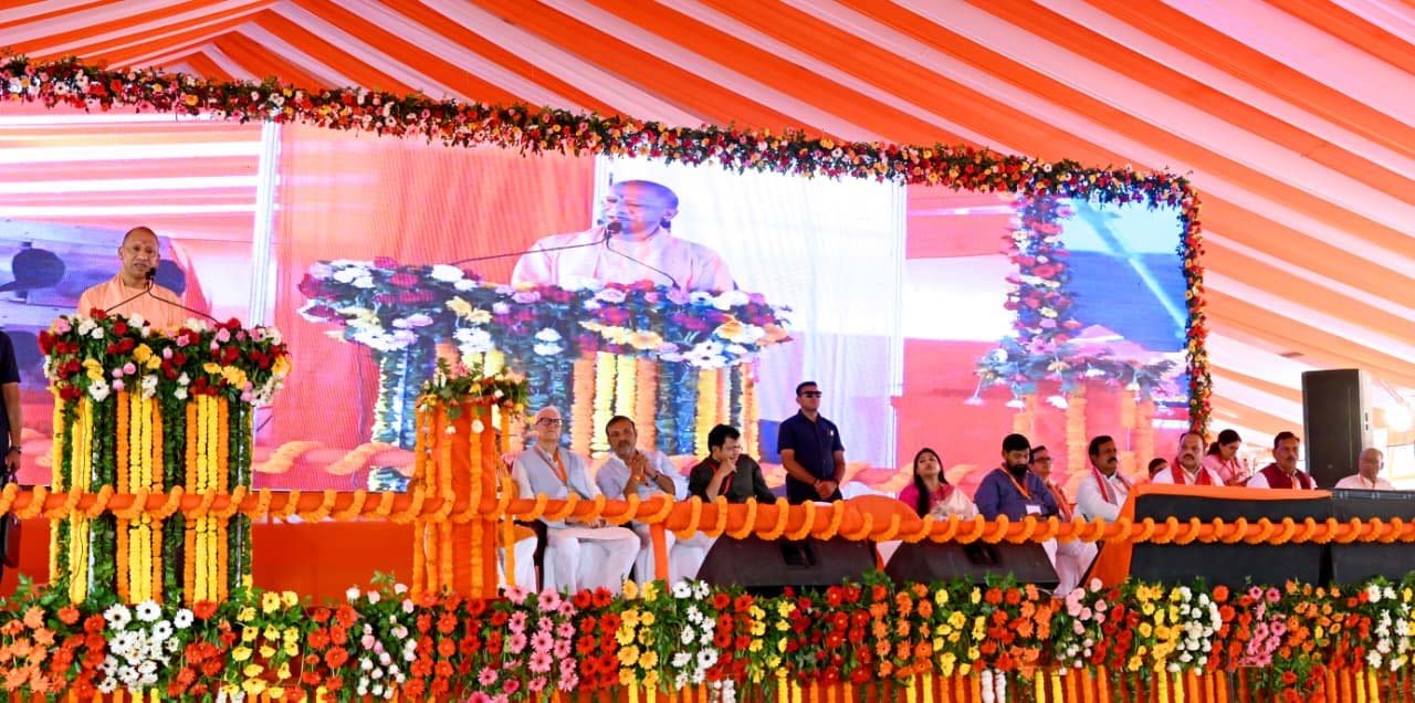 सिल्क क्लस्टर के रूप में विकसित होंगे संत रविदास नगर, मीरजापुर और वाराणसी: मुख्यमंत्री योगी आदित्यनाथ
