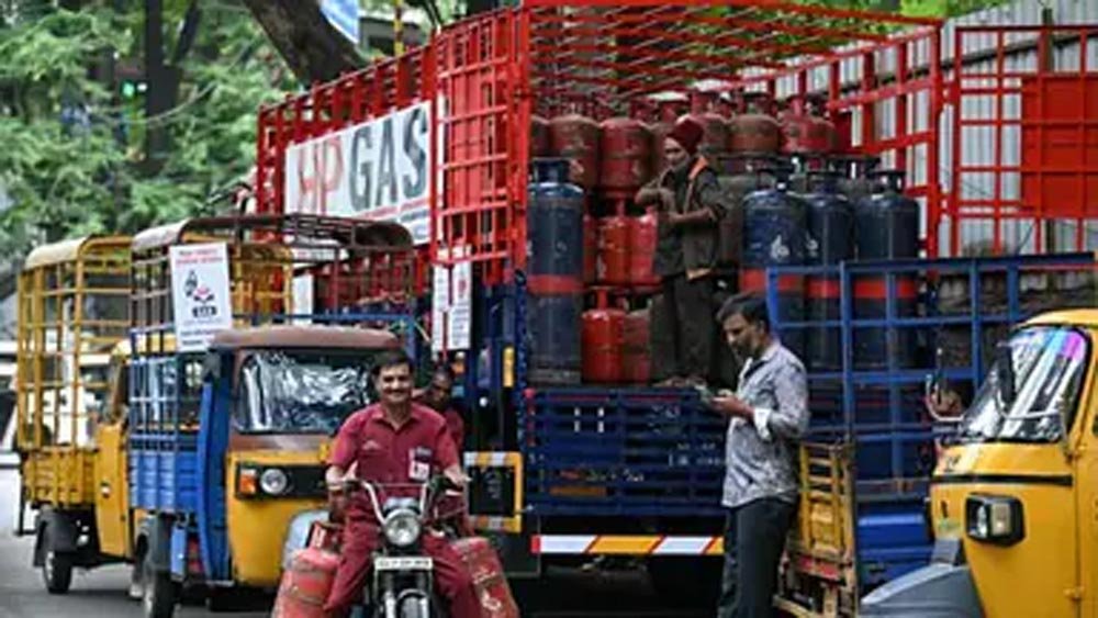 यूपी की महिलाओं को दो मुफ्त LPG सिलेंडर, अक्टूबर से दिसंबर तक मिलेगा पहला लाभ