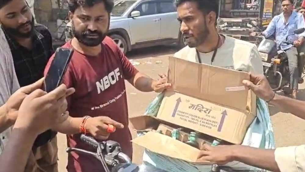 डिंडौरी: युवाओं ने पकड़ी 3 पेटी अवैध शराब, आरोपी ने दी जान से मारने की धमकी, पुलिस की भूमिका पर उठे सवाल!