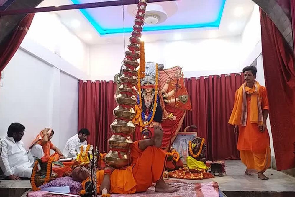 नवरात्र में भक्ति की अनोखी मिसाल, बाबा नागेश्वर दास 9 दिनों तक सीने पर रखेंगे 21 कलश