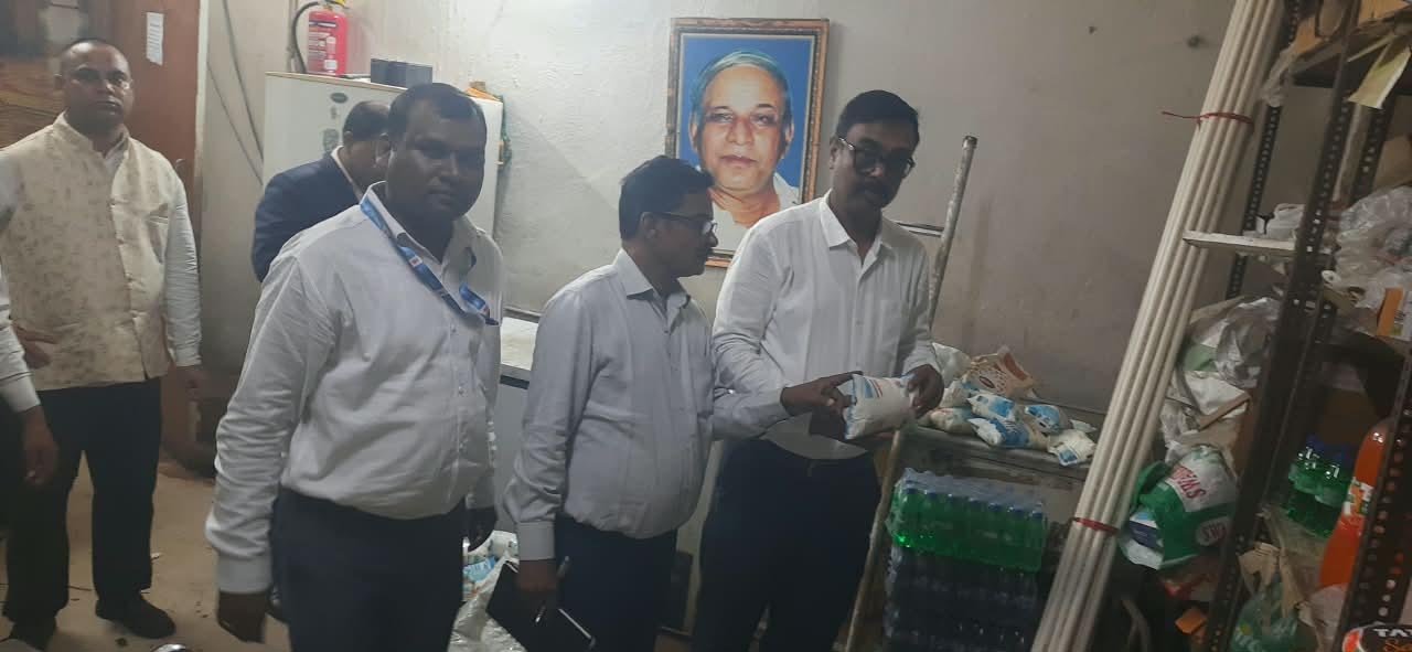 पटना के नामी होटलों की रसोई में मिली गंदगी, एक्सपायरी खाद्य सामग्री नष्ट; कई चीजों के सैंपल जांच को भेजे गए