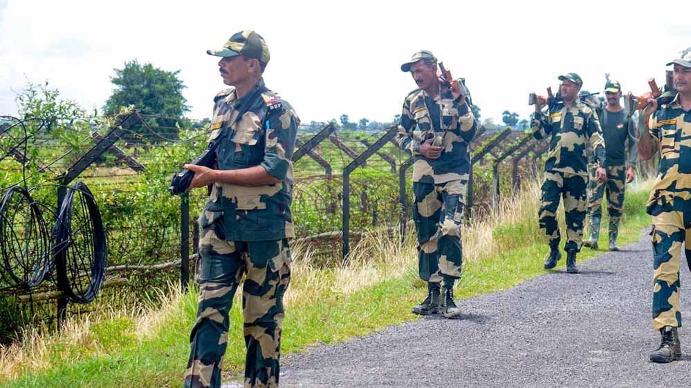 तरनतारन में अंतरराष्ट्रीय सीमा पर मुठभेड़, BSF ने 2 पाकिस्तानी घुसपैठियों को मार गिराया