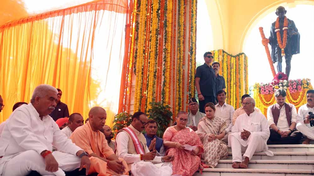 आत्मनिर्भर एवं विकसित भारत के निर्माण में निरंतर मार्गदर्शन प्रदान कर रहे बापू के आदर्श, सादगी और विचारः मुख्यमंत्री