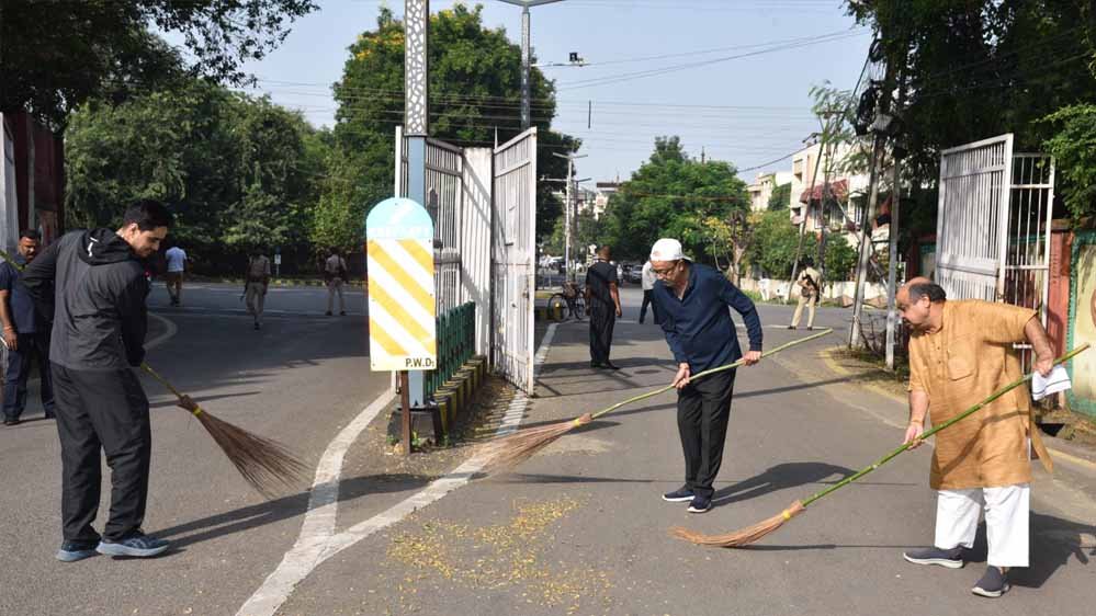 राज्यपाल डेका ने गांधी जयंती पर की सफाई, स्वच्छता के प्रति दिया संदेश