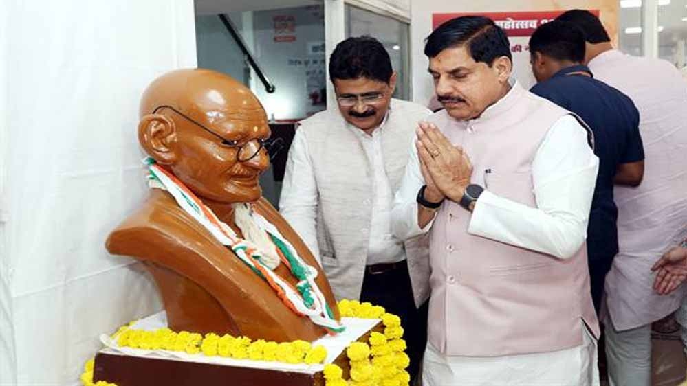 CM डॉ. यादव ने खरीदे खादी वस्त्र, चरखा चलाया और विजिटर बुक में लिखा संदेश