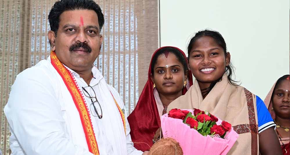 एशिया कप विजेता गीता यादव से मिले डिप्टी CM विजय शर्मा, कवर्धा की बेटी की उपलब्धि पर जताया गर्व