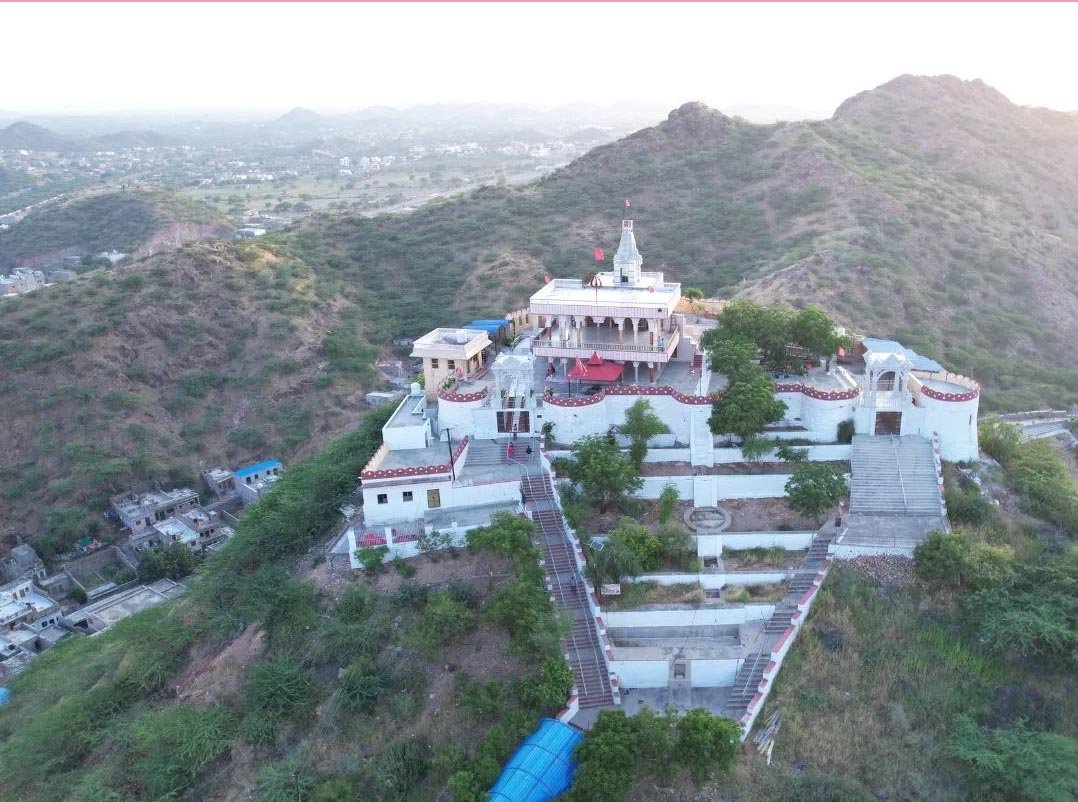 बाड़मेर की पहाड़ी पर विराजतीं मां जोगमाया, आस्था और इतिहास से जुड़ा है 16वीं सदी का गढ़ मंदिर