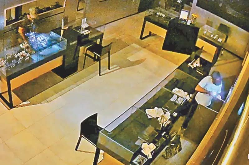 जयपुर में करोड़ों की चोरी से हड़कंप, Rado शोरूम से 251 घड़ियां गायब; CCTV में कैद वारदात