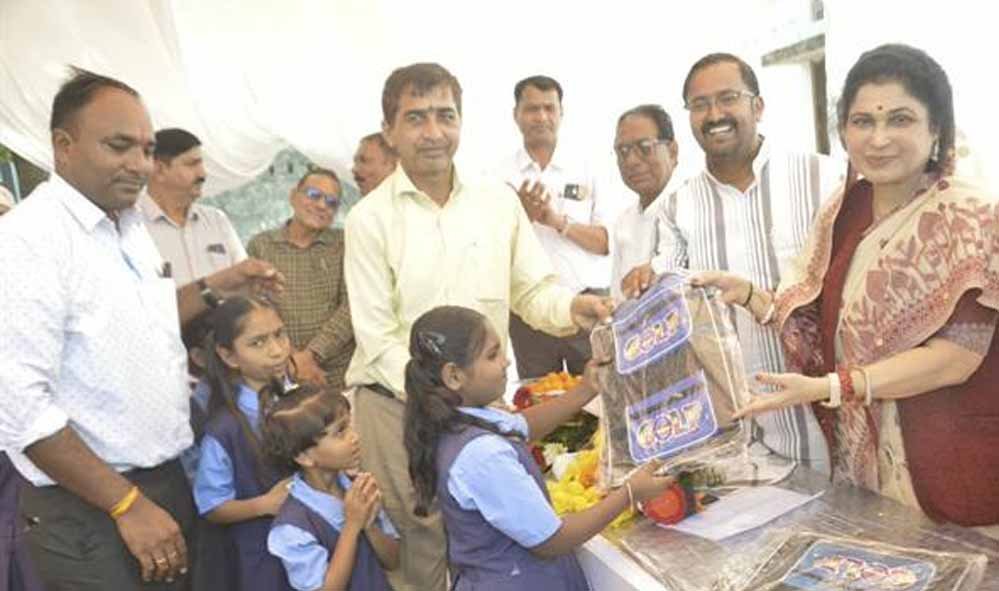 अमरावत खुर्द स्कूल में विद्यार्थियों को मिले स्कूली बैग, राज्यमंत्री गौर ने शिक्षा के महत्व पर दिया जोर
