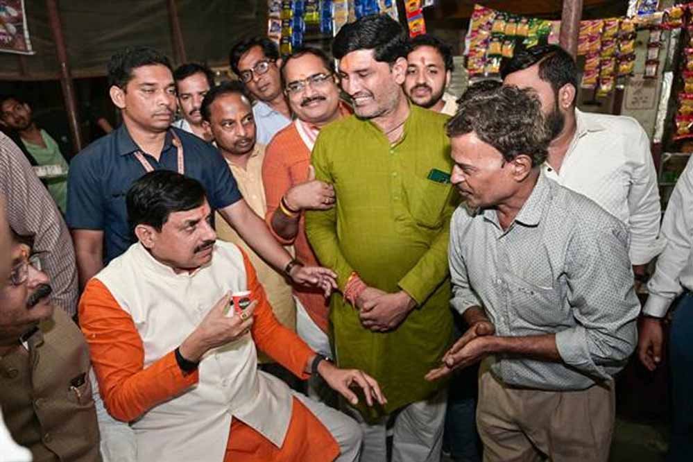 अचानक चाय की दुकान पर रुके मुख्यमंत्री डॉ. यादव, सास-बहू द्वारा संचालित ढाबे पर भी पहुंचे