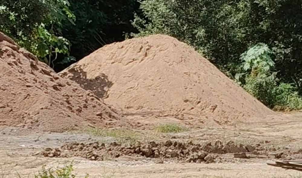 चंबल से अवैध रेत खनन जारी होने का आरोप, रोक और गश्त के दावों के बीच प्रशासन पर उठे सवाल