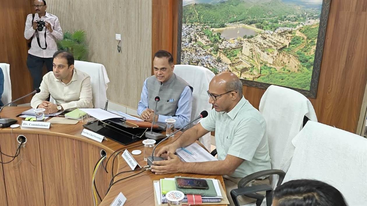बूंदी में विकास कार्यों की समीक्षा, पेयजल योजनाओं को गति देने के साथ साइबर थाने का किया निरीक्षण