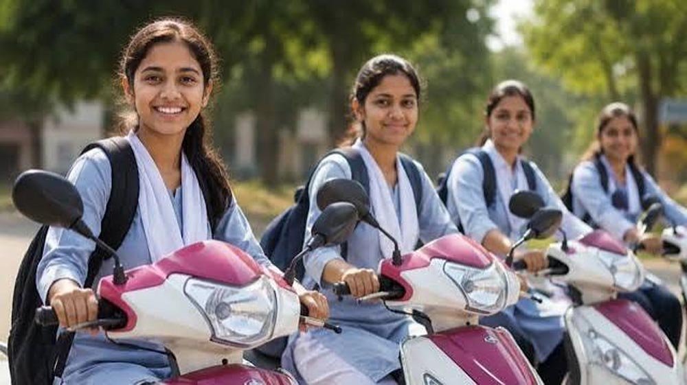 यूपी में मेधावी छात्राओं की स्कूटी योजना की तैयारी तेज, हेलमेट और 5 लीटर पेट्रोल भी मिलेगा