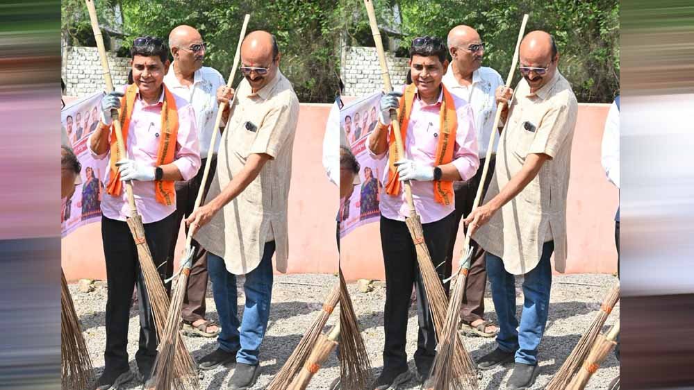 लौदाबाजार में मंत्री टंक राम वर्मा ने उठाई झाड़ू, बोले- ‘स्वच्छता आदत है, जो धीरे-धीरे संस्कार बनेगी’