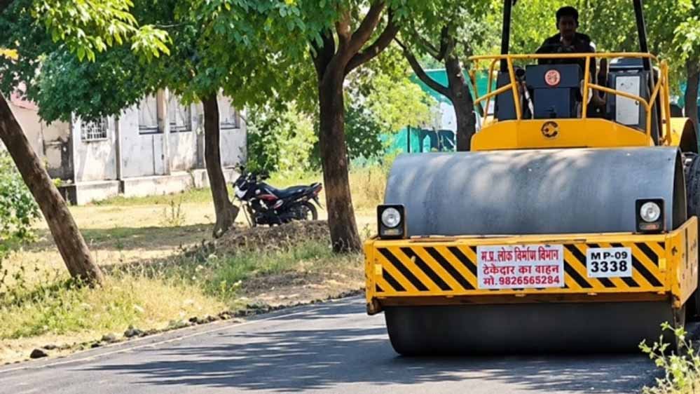 गड्ढों से परेशान मरीजों को मिली राहत, धार के अस्पताल परिसर का रास्ता 6 घंटे में हुआ चकाचक