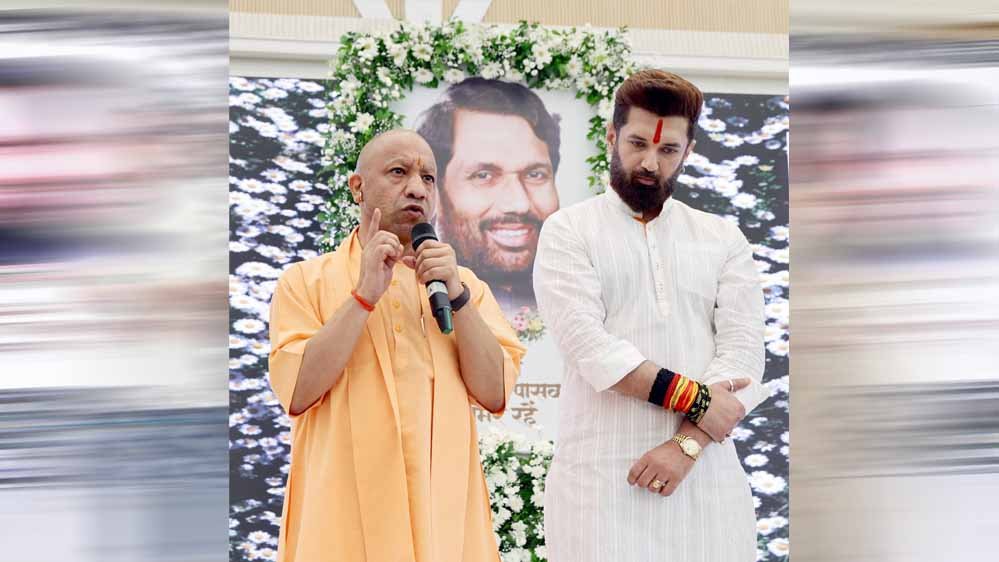 मुख्यमंत्री योगी ने चित्र पर पुष्प अर्पित कर दी श्रद्धांजलि, हरे राम-हरे कृष्ण भजन से भक्तिमय हुआ माहौल