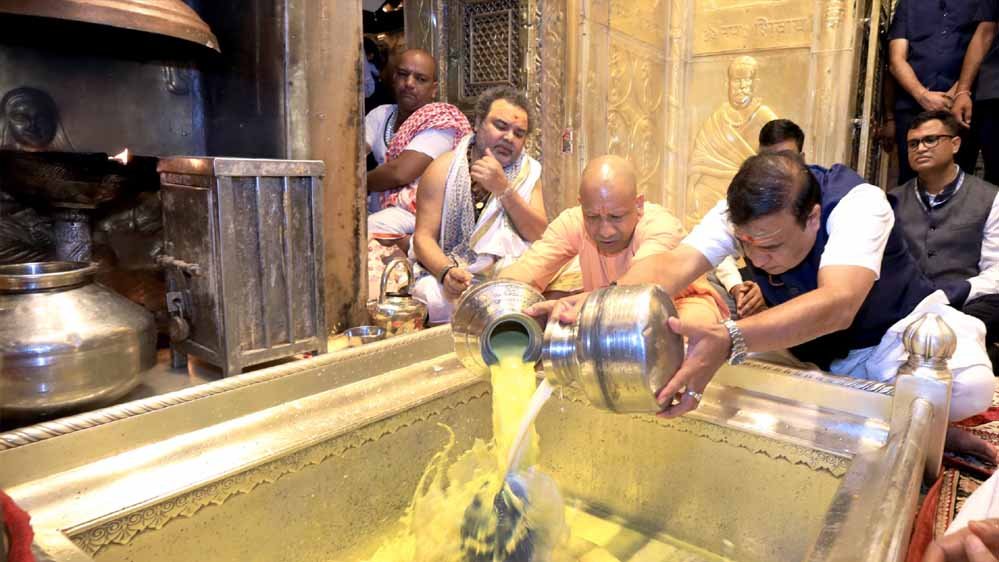 काशी पहुंचे CM योगी और हिमंता बिस्वा सरमा, बाबा विश्वनाथ का विधिवत किया दर्शन-पूजन