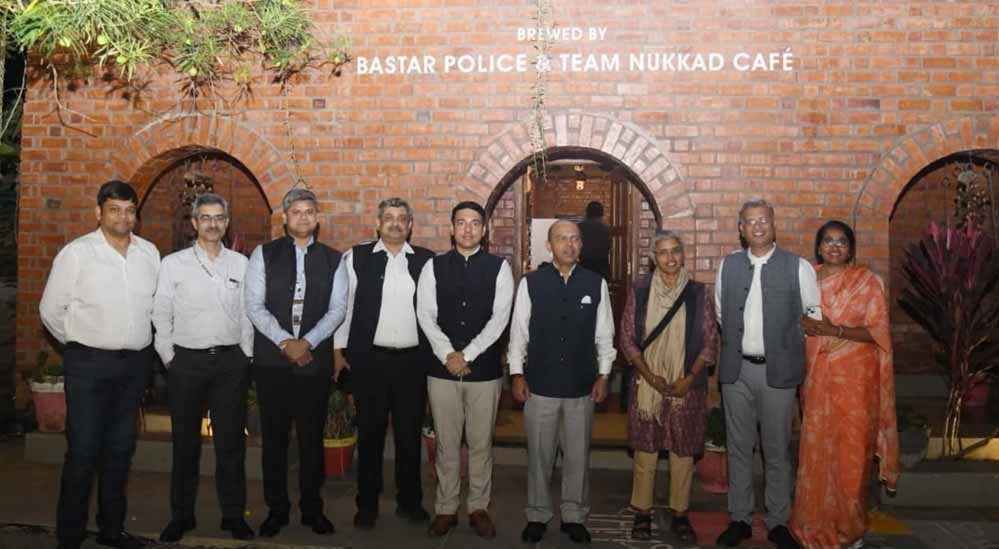 बस्तर में पुनर्वास से रोजगार तक की प्रेरक कहानी, ‘पण्डुम कैफे’ की पहल से प्रभावित हुए केंद्रीय अधिकारी