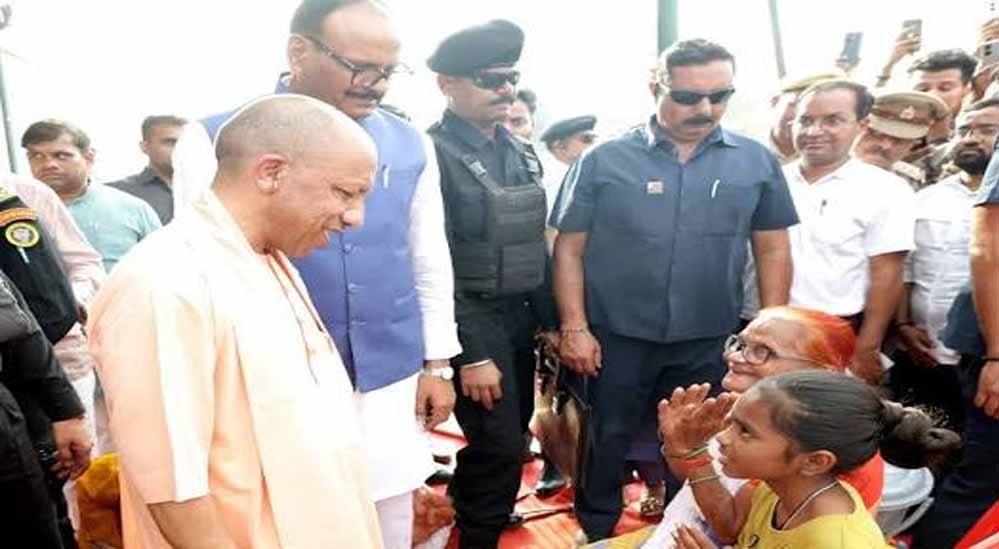 योगी सरकार के निर्देश पर लखनऊ में बाढ़ पीड़ितों को राहत, लगातार बांटे जा रहे भोजन के पैकेट