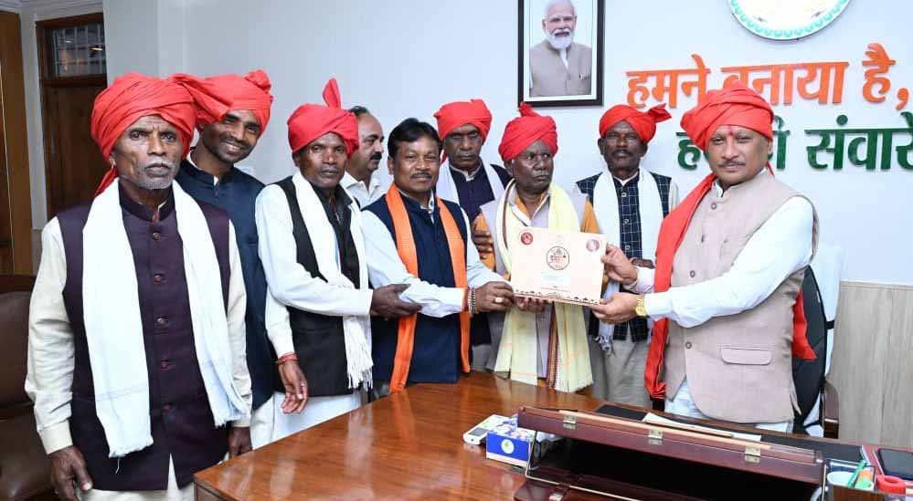 बस्तर सांसद महेश कश्यप के नेतृत्व में बस्तर दशहरा समिति के प्रतिनिधिमंडल ने मुख्यमंत्री से की सौजन्य मुलाकात