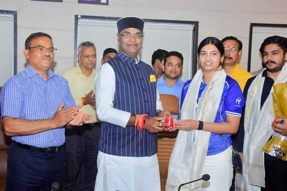 खेल प्रतिभाओं को कम उम्र से मिलेगा प्रशिक्षण, एशियन गेम्स पदक विजेता आशी-ऐश्वर्य से मिले मंत्री सारंग